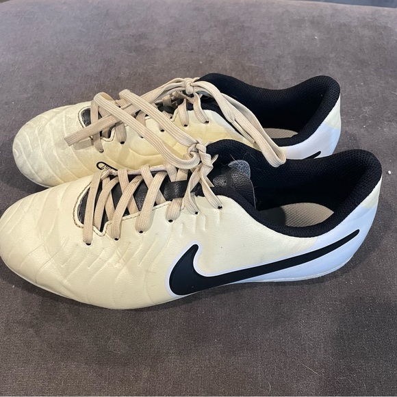 Nike Tiempo jr cleats size 5Y - Picture 4 of 8